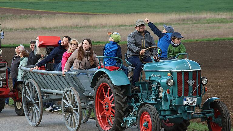 Ein Spaß für die ganze Familie war das Bulldog-Treffen. Wenn der Traktor nicht genügend Platz bot, nahm der Rest der Familie auf einem Anhänger Platz.       -  Ein Spaß für die ganze Familie war das Bulldog-Treffen. Wenn der Traktor nicht genügend Platz bot, nahm der Rest der Familie auf einem Anhänger Platz.