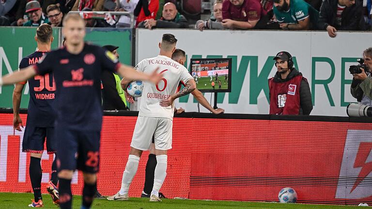 FC Augsburg - FSV Mainz 05       -  Schiedsrichter Sören Storks schaut sich die Foulszene noch einmal an und nimmt den Elfmeter für Augsburg dann zurück.