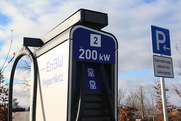 Die ersten Schnellladesäulen in Gerolzhofen leisten bis zu 200 Kilowatt. Damit liegen sie unter den aktuell verfügbaren Schnellladern im Mittelfeld. Die ersten Schnellladesäulen in Gerolzhofen leisten bis zu 200 Kilowatt. Damit liegen sie unter den aktuell verfügbaren Schnellladern im Mittelfeld.