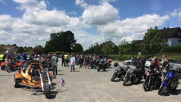 Biker und Triker aus dem In- und Ausland kamen 2017 zum 20-jährigen Bestehen der 'Gallier 97' zusammen. Im Bild: Die Teilnehmer sammeln sich vor Beginn der Ausfahrt.