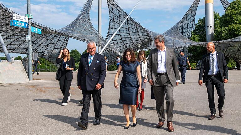 Bayerns Ministerpräsident Markus Söder (CSU, rechts), Carmela Shamir, Generalkonsulin von Israel, und Ludwig Spaenle (CSU) bei einer Gedenk-Veranstaltung an das Olympia Attentat im Juli 2022 im Münchner Olympiapark. Bayerns Ministerpräsident Markus Söder (CSU, rechts), Carmela Shamir, Generalkonsulin von Israel, und Ludwig Spaenle (CSU) bei einer Gedenk-Veranstaltung an das Olympia Attentat im Juli 2022 im Münchner Olympiapark.