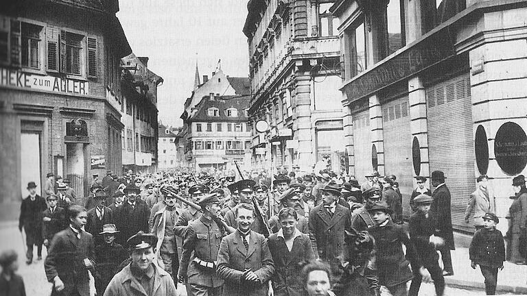 Am 9. April 1919 ziehen die Kämpfer gegen die Würzburger Räterepublik siegestrunken durch die Stadt Würzburg. Am 9. April 1919 ziehen die Kämpfer gegen die Würzburger Räterepublik siegestrunken durch die Stadt Würzburg.