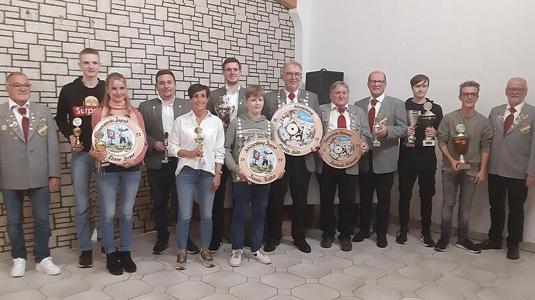 Die Sieger des Königsschießens 2022 beim Kleinkaliber-Schützenverein (KKS) Karlburg (von links): 2. Schützenmeister Werner Gehret, Frederick Ziegler, Elinor Beyer, Alexander Amend, Daniela Gold, Tobias Breidenbach, Jannis Richter, Martin Kühl, Eberhard Sellmann, Alfons Ruppert, Sandro Schmitt, Pascal Kühl, 1. Schützenmeister Werner Schrauth.