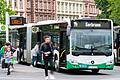 Am Würzburger Busbahnhof starten die Busse in die Region. Ab 2025 soll die ÖPNV-Benutzung durch die Ausweitung des Verkehrsverbunds auf große Teile Unterfrankens attraktiver werden.&nbsp; &nbsp;