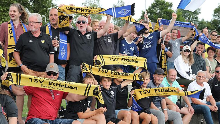 Gelb und blau sind ihre Farben: die Fans des TSV Ettleben beim Bezirksliga-Heimspiel gegen die FT Schweinfurt II Anfang August. Gelb und blau sind ihre Farben: die Fans des TSV Ettleben beim Bezirksliga-Heimspiel gegen die FT Schweinfurt II Anfang August.