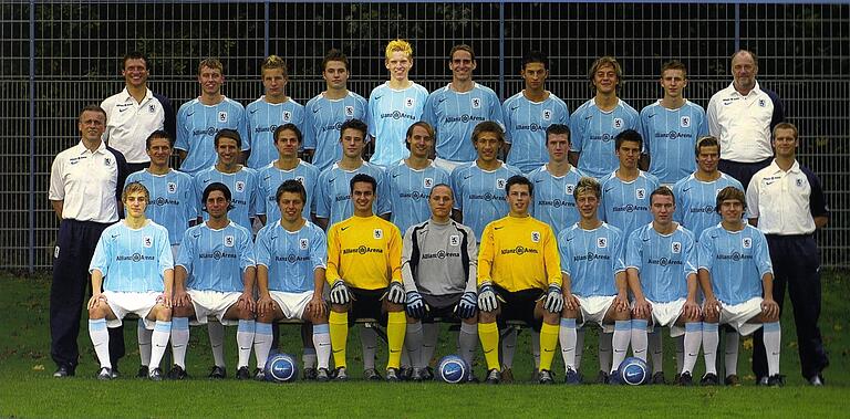 In der Jugend des TSV 1860 München spielte Manuel Leicht (vordere Reihe, links) mit dem heutigen Bundestrainer Julian Nagelsmann (Hintere Reihe, Fünfter von links) zusammen in einem Team. In der Jugend des TSV 1860 München spielte Manuel Leicht (vordere Reihe, links) mit dem heutigen Bundestrainer Julian Nagelsmann (Hintere Reihe, Fünfter von links) zusammen in einem Team.