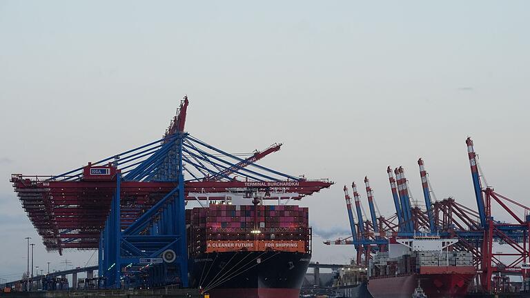 Containerschiffe - Containerschiffe von Hapag-Lloyd und Maersk liegen im Hamburger Hafen. (Archivbild) Containerschiffe - Containerschiffe von Hapag-Lloyd und Maersk liegen im Hamburger Hafen. (Archivbild)