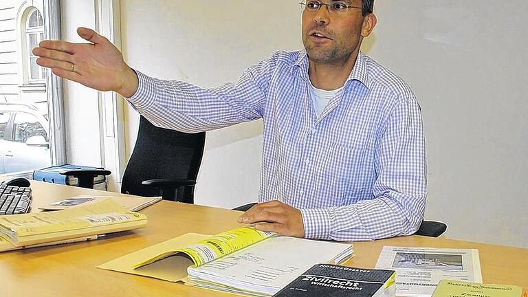 Graue Eminenz Rechtspfleger: Meist im Hintergrund arbeiten die 27 Rechtspfleger des Amtsgerichts Schweinfurt. Dabei entscheiden sie Vieles unabhängig und sind nicht weisungsgebunden. Öffentlich sichtbar werden sie recht selten, etwa bei Zwangsversteigerungen – wie hier auf diesem Symbolbild Bernhard Fiehl – bei der Versteigerung der Sachs-Villa im Saal 22 des alten Finanzamtsgebäudes. Graue Eminenz Rechtspfleger: Meist im Hintergrund arbeiten die 27 Rechtspfleger des Amtsgerichts Schweinfurt. Dabei entscheiden sie Vieles unabhängig und sind nicht weisungsgebunden. Öffentlich sichtbar werden sie recht selten, etwa bei Zwangsversteigerungen – wie hier auf diesem Symbolbild Bernhard Fiehl – bei der Versteigerung der Sachs-Villa im Saal 22 des alten Finanzamtsgebäudes.