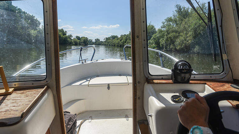 Raus auf den Fluss: Bei einer Bootstour auf dem Main die Seele baumeln lassen. Bis zu 15 PS können Motorboote auch ohne Führerschein gefahren werden. Mit den Regeln auf dem Wasser sollte man sich aber vorher vertraut machen. Foto: Thomas Obermeier