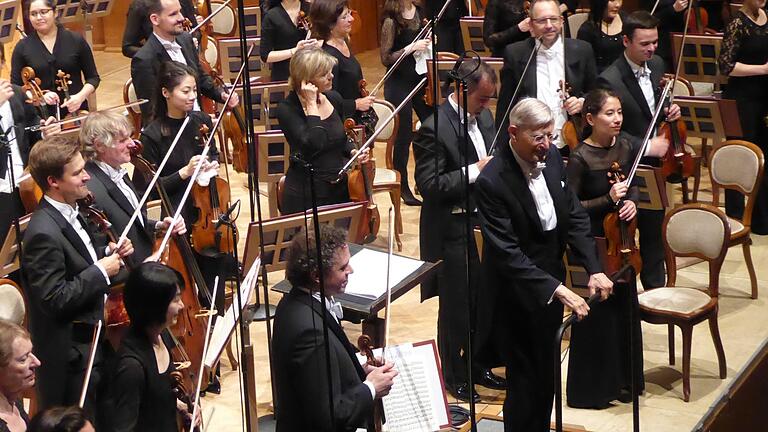 Herbert Blomstedt wurde vom Publikum und vom Orchester stürmisch gefeiert. Foto: Gerhild Ahnert       -  Herbert Blomstedt wurde vom Publikum und vom Orchester stürmisch gefeiert. Foto: Gerhild Ahnert