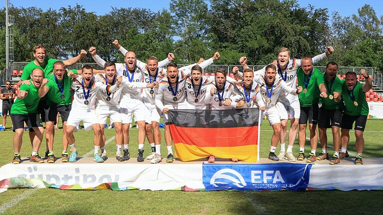 Europameister 2022: Die deutsche Nationalmannschaft mit Fabian Sagstetter (Vierter von links) und Maximilian Lutz (Siebter von links) vom TV Oberndorf. Europameister 2022: Die deutsche Nationalmannschaft mit Fabian Sagstetter (Vierter von links) und Maximilian Lutz (Siebter von links) vom TV Oberndorf.