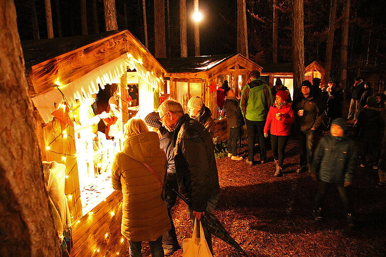 Über 30 Aussteller präsentierten an Holzbuden Kunsthandwerk.