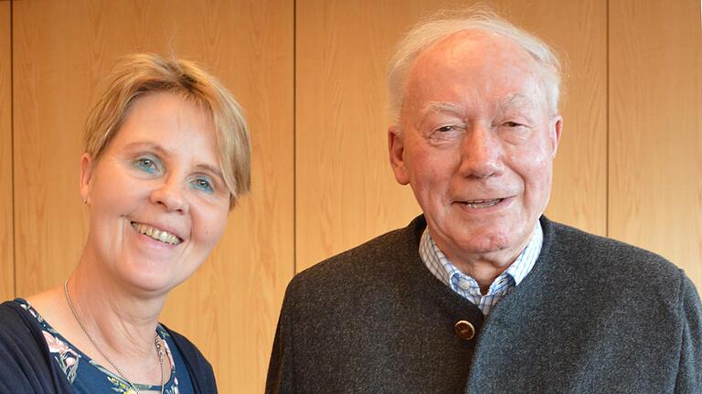 Neuer Ehrenvorsitzender des Rhönklub-Zweigvereins Bad Neustadt ist Rudolf Demling, dem die amtierende Vorsitzende Brigitte Scheuplein-Heß zur Ernennung gratulierte.