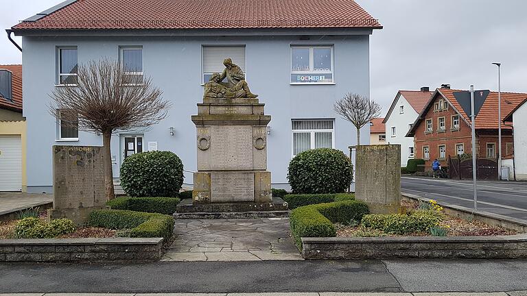 Den "gefallenen Helden" gedenkt das Kriegerdenkmal in Hesselbach Den "gefallenen Helden" gedenkt das Kriegerdenkmal in Hesselbach