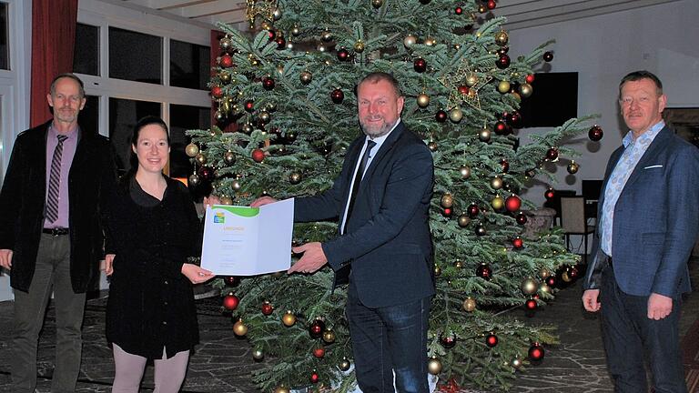 Landrat Thomas Eberth (2.v.r.) überreichte die Teilnahmeurkunde zum Umwelt- und Klimapakt Bayern an Daniela Michel, Hoteldirektorin des Best Western Hotel Polisina. Es gratulierten zur verdienten Auszeichnung auch Michael Dröse, Leiter der Kreisentwicklung am Landratsamt Würzburg (l.) und Ochsenfurts Bürgermeister Peter Juks, der auch Sprecher der Allianz Maindreieck ist.