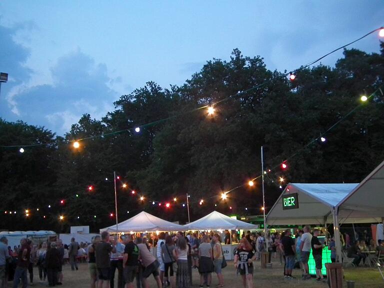 Das Festival Rock im Wald bei Humprechtshausen ist auch für seine stimmungsvolle Atmosphäre mit Lichterketten bekannt.