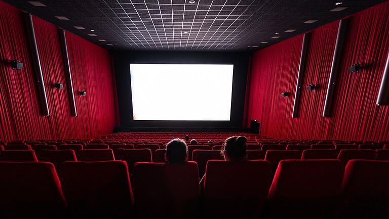 Kino       -  Besucher sitzen in einem Kinosaal. Symbolbild