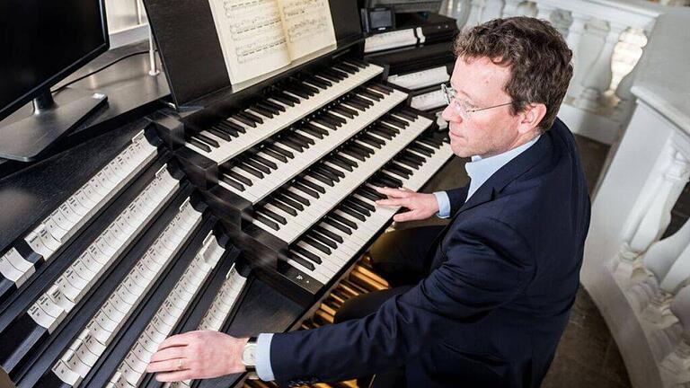 Domorganist Professor Stefan Schmidt präsentiert Mussorgskys 'Bilder einer Ausstellung'.