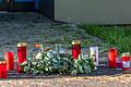 Rund um das Schulzentrum haben Freunde, Verwandte und Passanten an mehreren Stellen Kerzen und Blumen niedergelegt, um an den Tod eines 14-Jährigen am Freitag zu erinnern