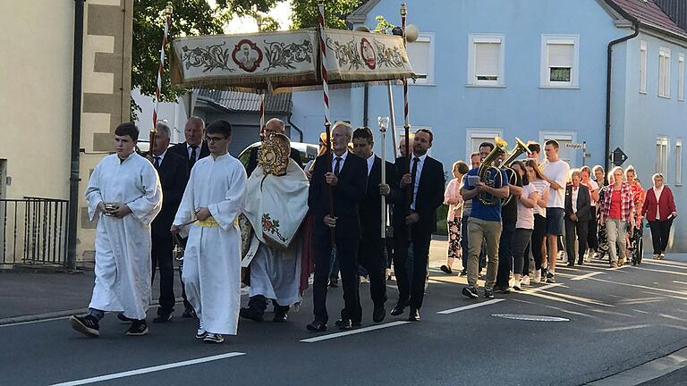 Das Bild zeigt die Teilnehmer während des Umgangs. Das Bild zeigt die Teilnehmer während des Umgangs.