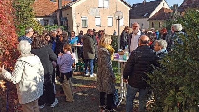 Nach dem ökumenischen Gottesdienst in Billingshausen nutzten die Besucher die Möglichkeit, sich auszutauschen. Nach dem ökumenischen Gottesdienst in Billingshausen nutzten die Besucher die Möglichkeit, sich auszutauschen.