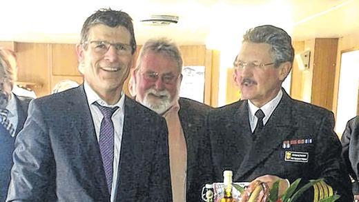 Kommandoübergabe: Der Kapitän des Patenschiffs des Landkreises Main-Spessart, Wolfgang Schmid (rechts), hat das Kommando abgegeben. Landrat Thomas Schiebel (links) und Kreisrat Rudi Hock bedankten sich bei ihm für sein Engagement. Kommandoübergabe: Der Kapitän des Patenschiffs des Landkreises Main-Spessart, Wolfgang Schmid (rechts), hat das Kommando abgegeben. Landrat Thomas Schiebel (links) und Kreisrat Rudi Hock bedankten sich bei ihm für sein Engagement.