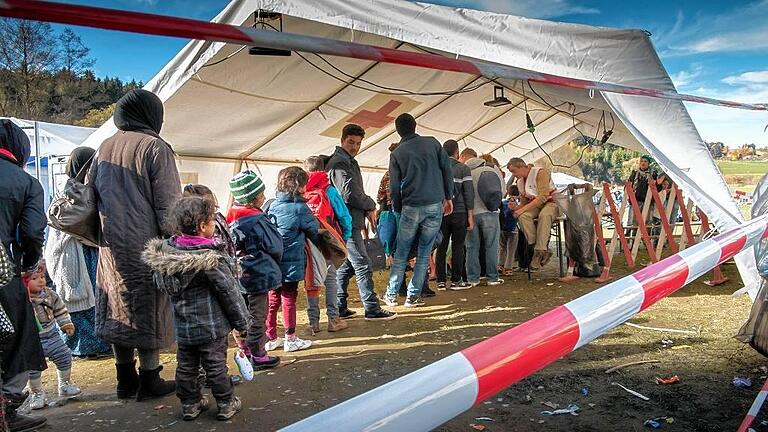 Flüchtlinge an der deutsch-österreichischen Grenze - Vor dem Grenzübertritt: Neu eingetroffene Flüchtlinge warteten auch am Montag nahe der oberösterreichischen Ortschaft Hanging auf ihre Registrierung. Flüchtlinge an der deutsch-österreichischen Grenze - Vor dem Grenzübertritt: Neu eingetroffene Flüchtlinge warteten auch am Montag nahe der oberösterreichischen Ortschaft Hanging auf ihre Registrierung.