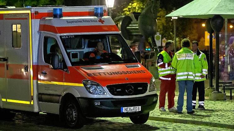 Explosion in Ansbach - Rettungssanitäter in der Nacht auf dem Schlossplatz von Ansbach. Explosion in Ansbach - Rettungssanitäter in der Nacht auf dem Schlossplatz von Ansbach.
