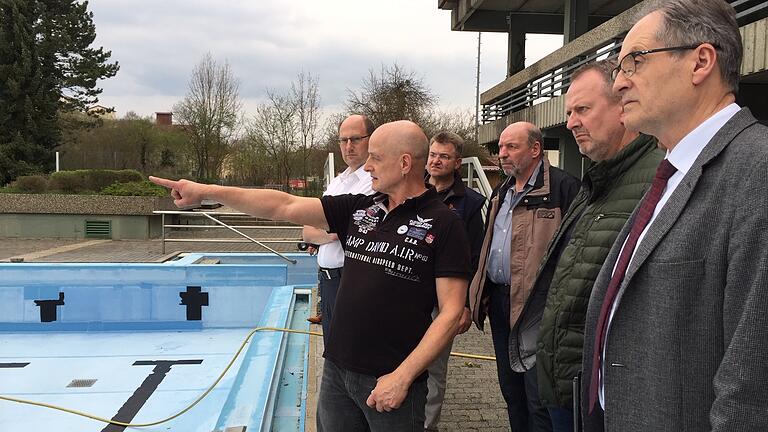Ernste Gesichter: Das Schwimmbad in Mellrichstadt ist in die Jahre gekommen und muss saniert werden. Betriebsleiter Wolfgang Fritz zeigt den Mitgliedern des Hallen-Freibad-Ausschusses, was vor der Saisoneröffnung noch angepackt werden muss. Ernste Gesichter: Das Schwimmbad in Mellrichstadt ist in die Jahre gekommen und muss saniert werden. Betriebsleiter Wolfgang Fritz zeigt den Mitgliedern des Hallen-Freibad-Ausschusses, was vor der Saisoneröffnung noch angepackt werden muss.
