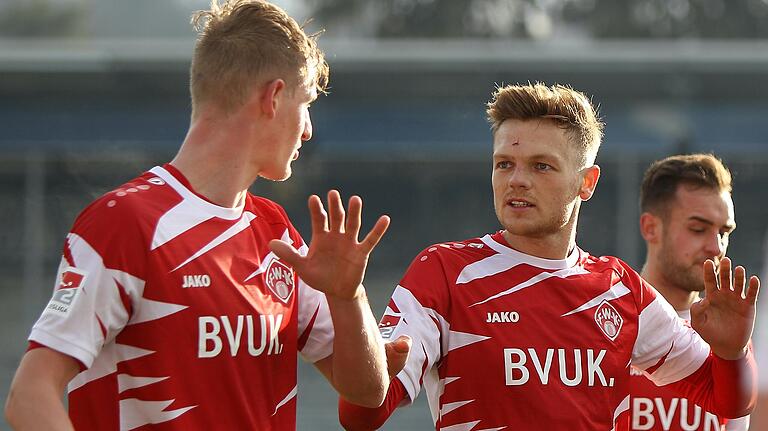 Lion Schweers (rechts, hier im Gespräch mit Niklas Hoffmann) kam beim Auswärtsspiel in Darmstadt zu seinem einzigen Saisoneinsatz. Lion Schweers (rechts, hier im Gespräch mit Niklas Hoffmann) kam beim Auswärtsspiel in Darmstadt zu seinem einzigen Saisoneinsatz.