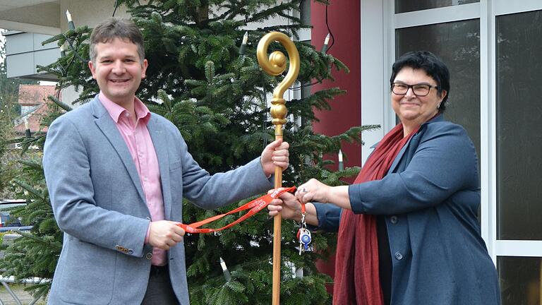 Gabriele Kimmel übergab den Stab symbolisch an Florian Schüßler. Gabriele Kimmel übergab den Stab symbolisch an Florian Schüßler.