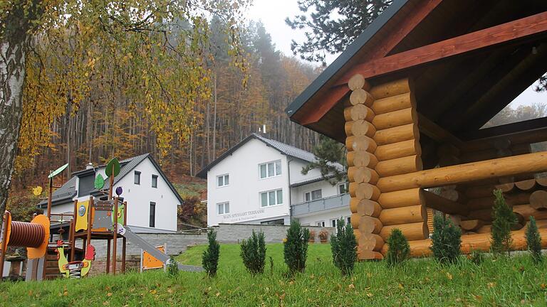 Die ehemalige Klingenmühle, jetzt Main Spessart Terrasse, unterhalb von Massenbuch. Die ehemalige Klingenmühle, jetzt Main Spessart Terrasse, unterhalb von Massenbuch.
