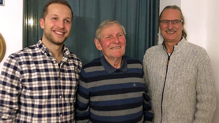 Am 1. Januar ist der erfolgreiche Unternehmer Erhard Fuchs (Mitte) gestorben. Sein Sohn Franz (rechts) übernahm 2002 die Erhard Fuchs GmbH. Links Daniel Fuchs, der Enkel des Verstorbenen Erhard Fuchs.
