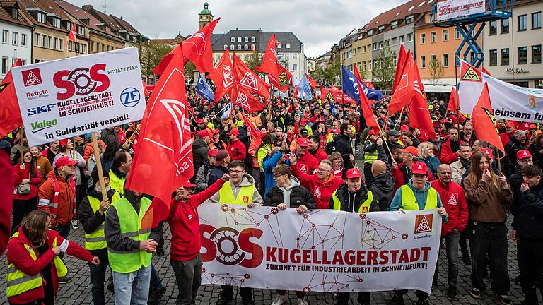 Rund 5000 Menschen nahmen am Donnerstag an der Großkundgebung der IG Metall in Schweinfurt auf dem Marktplatz teil. Rund 5000 Menschen nahmen am Donnerstag an der Großkundgebung der IG Metall in Schweinfurt auf dem Marktplatz teil.