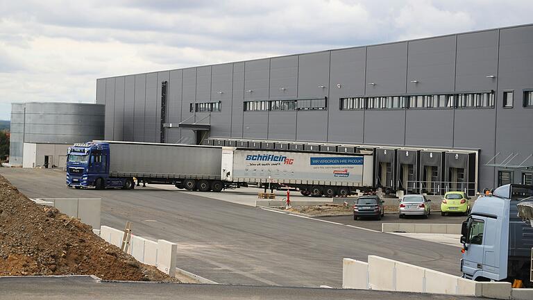 Trotz Sattelzug und Lkw-Anhänger an den Ladetoren und weit vorangeschrittenen Bauarbeiten: Das Industrie- und Dienstleistungszentrum der Schäflein AG hat seinen Betrieb bislang nicht aufgenommen. Trotz Sattelzug und Lkw-Anhänger an den Ladetoren und weit vorangeschrittenen Bauarbeiten: Das Industrie- und Dienstleistungszentrum der Schäflein AG hat seinen Betrieb bislang nicht aufgenommen.