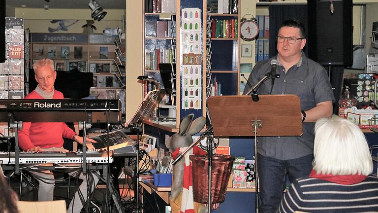 Peter Zimmermann und Markus Korb kreierten im Rahmen des Wernecker Kulturfrühlings atmosphärisch dichte Klangwelten im Lesezeichen. Peter Zimmermann und Markus Korb kreierten im Rahmen des Wernecker Kulturfrühlings atmosphärisch dichte Klangwelten im Lesezeichen.