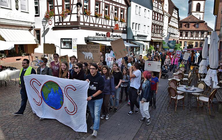 Rund 600 Leute - junge, mittelalte und alte - demonstrierten am Freitag in Lohr für mehr Klimaschutz. Unser Foto entstand beim Zug durch die Fußgängerzone. Rund 600 Leute - junge, mittelalte und alte - demonstrierten am Freitag in Lohr für mehr Klimaschutz. Unser Foto entstand beim Zug durch die Fußgängerzone.