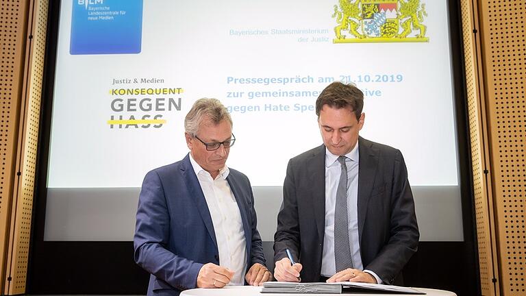 Wollen gemeinsam gegen Hass und Hetze im Internet kämpfen: Landesmedien-Chef Siegfried Schneider (links) und Bayerns Justizminister Georg Eisenreich (CSU).