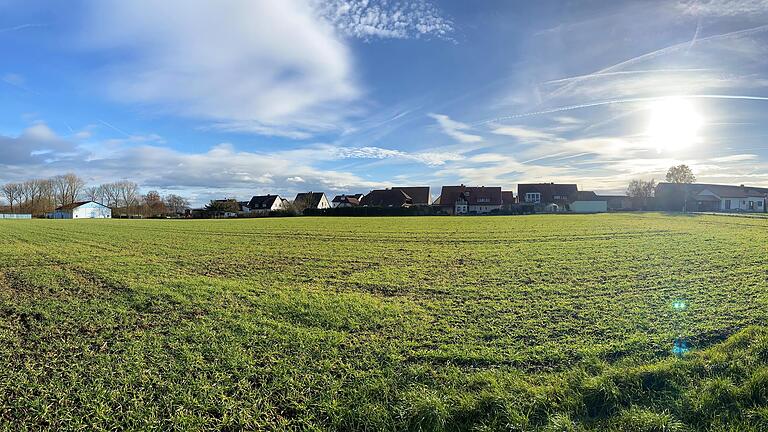 Auf diesem Acker (im Vordergrund) westlich des Sportplatzes&nbsp; in Herlheim (links hinten) soll laut Gemeinderatsbeschluss die neue Grundschule für die Gemeinde Kolitzheim entstehen.