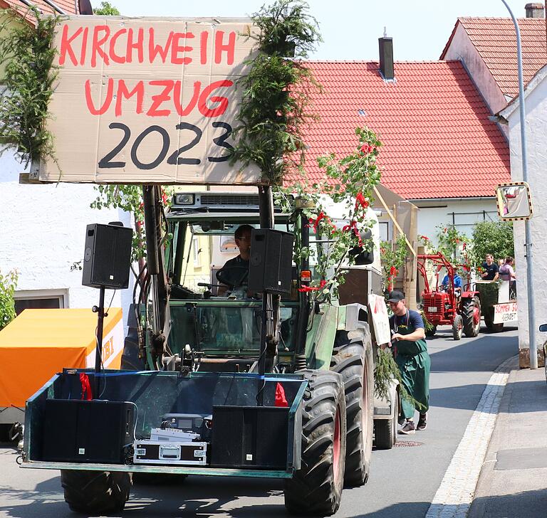 Impressionen von der Ebersbrunner Kirchweih 2023. - Nach 15 Jahren gab es endlich wieder einen Kirchweihumzug in Ebersbrunn. Die Kirchweihpredigt pausierte fast 10 Jahre. Heuer gab es ein komplettes und sehr erfolgreiches Comeback von Umzug und Predigt bei der Ebersbrunner Kerwa – eine große Freude für alle.