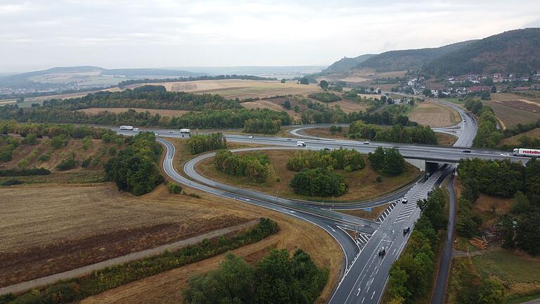 Ein Blick auf die Autobahnauffahrten in Hammelburg von oben. Das Foto stammt aus dem Jahr 2022.       -  Ein Blick auf die Autobahnauffahrten in Hammelburg von oben. Das Foto stammt aus dem Jahr 2022.