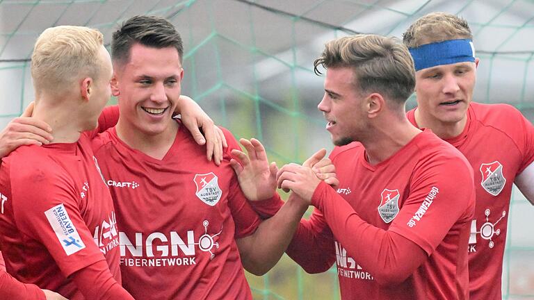 Lukas Mrozek (Zweiter von links) brachte den TSV Aubstadt im Spiel bei der SpVgg Greuther Fürth II mit einem wuchtigen Kopfball 1:0 in Führung. Luke Hemmerich (von links), Marvin Weiß und Steffen Behr gratulieren.