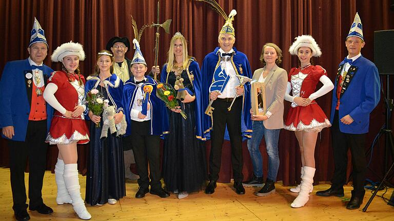 Homburgs neue Tollitäten  mit Bürgermeisterin Kerstin Deckenbrock, dem neuen Trennfelder Prinzenpaar, Mike I. und Alexandra I., dem Kinderprinzenpaar Lian I. und Greta I. sowie mit Nachtwächter Peter Schuck (Vierter von links) und den beiden HCVV-Chefs Udo Wirsching (ganz links) und Stefan Götz (ganz rechts).