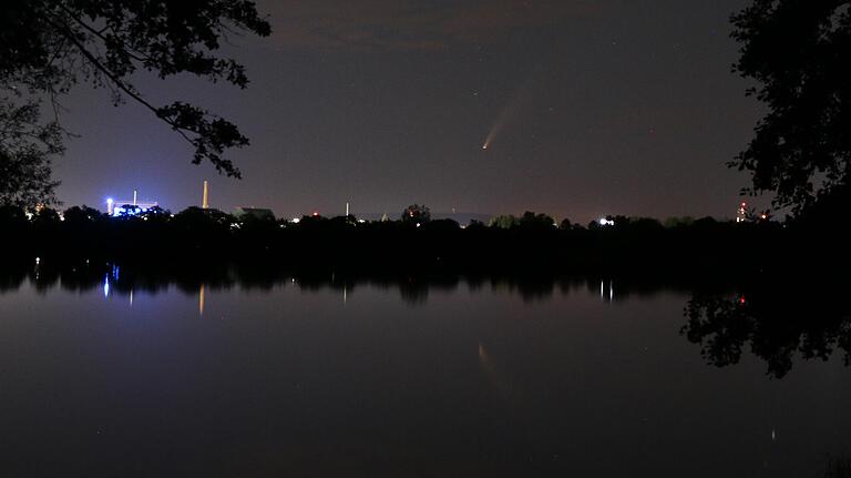 Der Komet C/2020 F3 Neowise über dem Schweinfurter Baggersee.