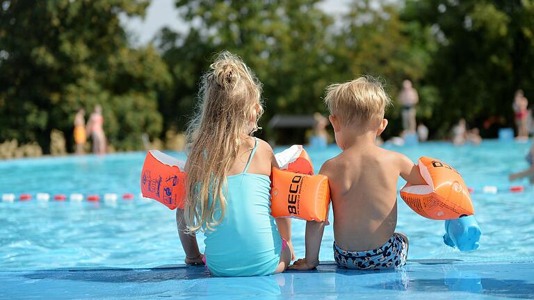 Zu wenige Mädchen und Jungen können schwimmen, findet der Landkreis (Symbolfoto). Mit einem Fonds will er die Anreize für Schwimmkurse erhöhen.&nbsp;