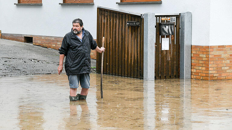 In Reichenberg im Landkreis Würzburg wurde aufgrund der starken Regenfälle das Dorfzentrum überflutet. Das Wasser kommt aus dem Gutenberger Forst über die Straße ins Dorf.