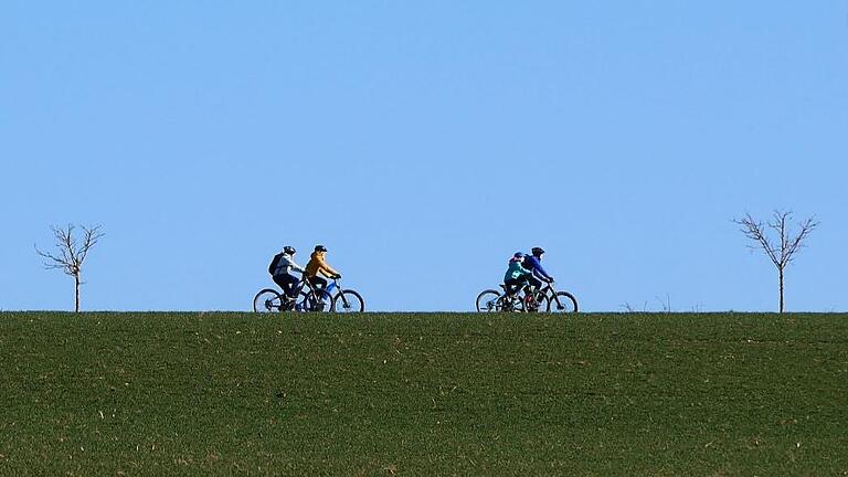 Bald werden die Räder wieder herausgeholt. Auch im Landkreis haben sich Gemeinden auf die E-Biker und ihre Bedürfnisse eingestellt.       -  Bald werden die Räder wieder herausgeholt. Auch im Landkreis haben sich Gemeinden auf die E-Biker und ihre Bedürfnisse eingestellt.