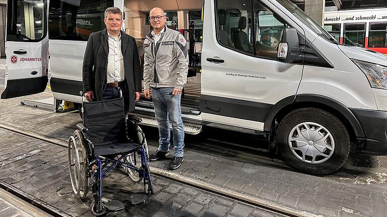 Die Übergabe des Transporters für den 'Rollstuhl Shuttle Sanderau' von Kai Singler (Sachgebietsleitung Medizinisches Transportmanagement bei der Johanniter-Unfallhilfe, rechts) an Ingmar Vogt (Abteilungsleiter Betrieb WSB) im Straßenbahn-Depot in der Sanderau.