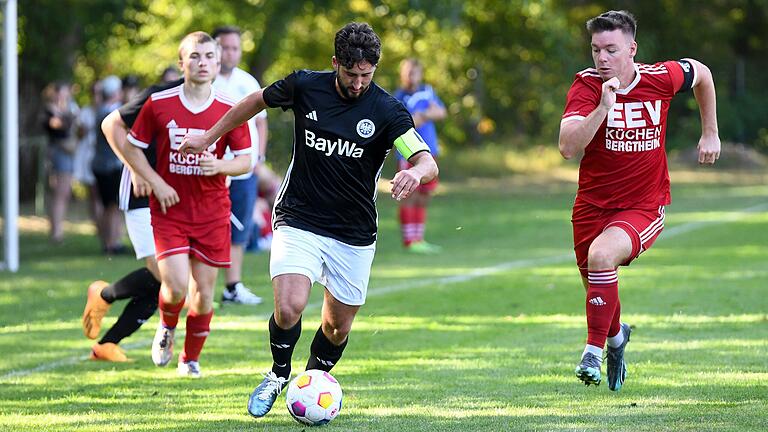 Erik Pachalenko (Mitte) setzt sich im Laufduell gegen Jan Reich durch: Der TV Jahn Schweinfurt gewann sein Heimspiel in der Fußball-Kreisliga Schweinfurt 1 gegen die SG Eisenheim/Wipfeld mit 4:3.