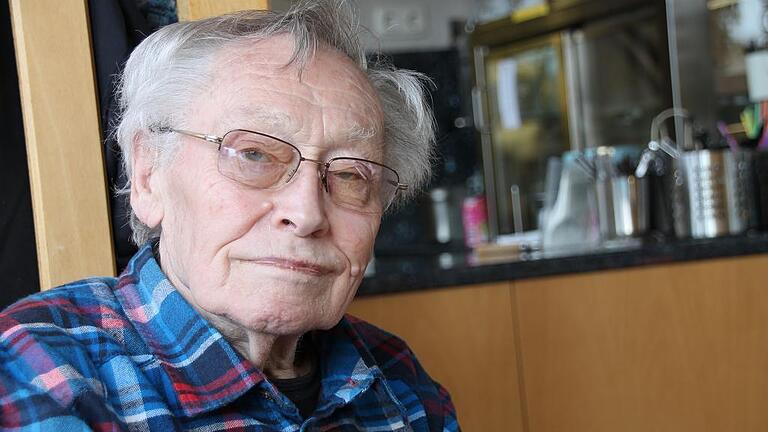 Erhard Bernhard ist 90 Jahre alt. In seinem Eiscafé erzählt er scherzend Anekdoten aus seinem langen Leben. Erhard Bernhard ist 90 Jahre alt. In seinem Eiscafé erzählt er scherzend Anekdoten aus seinem langen Leben.